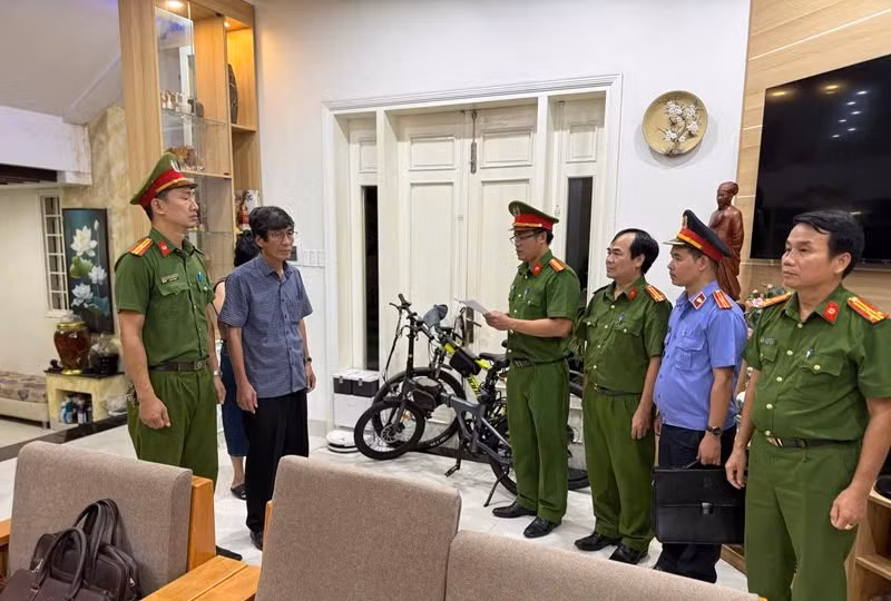 Cơ quan Cảnh sát điều tra Công an TP Huế đọc lệnh bắt bị can để tạm giam đối với ông Hà Xuân Hậu. Ảnh NL.