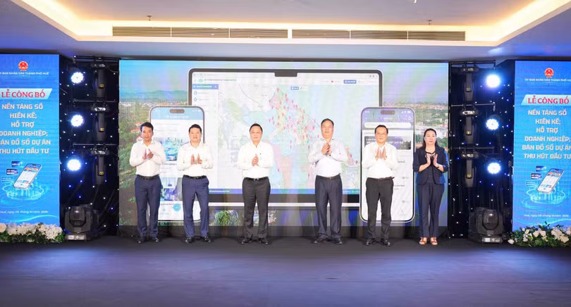 Lãnh đạo TP Huế tại lễ công bố và đưa vào khai thác ba nền tảng số: Hiến kế, Hỗ trợ doanh nghiệp và Bản đồ số dự án thu hút đầu tư. Ảnh Ngọc Hiếu.