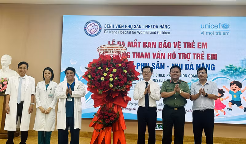 Đại diện Bộ Y tế, Sở Y tế Đà Nẵng, Quỹ Nhi đồng Liên Hợp Quốc (UNICEF) Việt Nam và lãnh đạo Bệnh viện Phụ sản - Nhi Đà Nẵng tại lễ ra mắt Ban Bảo vệ trẻ em.
