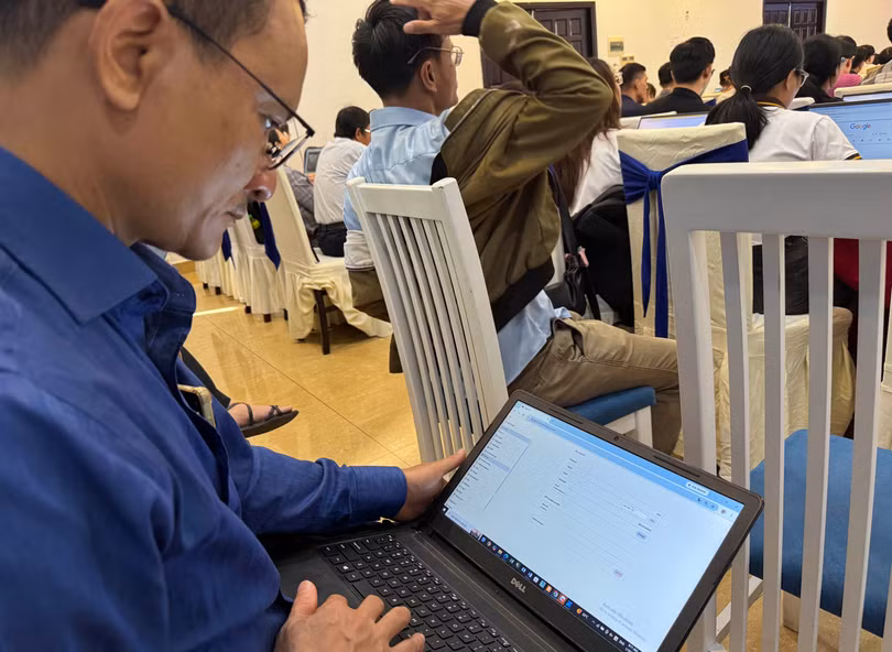 Khóa đào tạo “Ứng dụng trí tuệ nhân tạo trong xây dựng, quản trị thương hiệu và thiết kế bao bì sản phẩm xuất khẩu” dành cho doanh nghiệp tại Đà Nẵng. Ảnh XM.