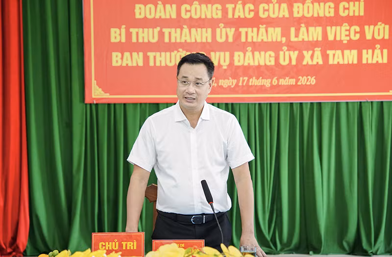 Bí thư Thành ủy Đà Nẵng Lê Ngọc Quang tại buổi làm việc với xã đảo Tam Hải.