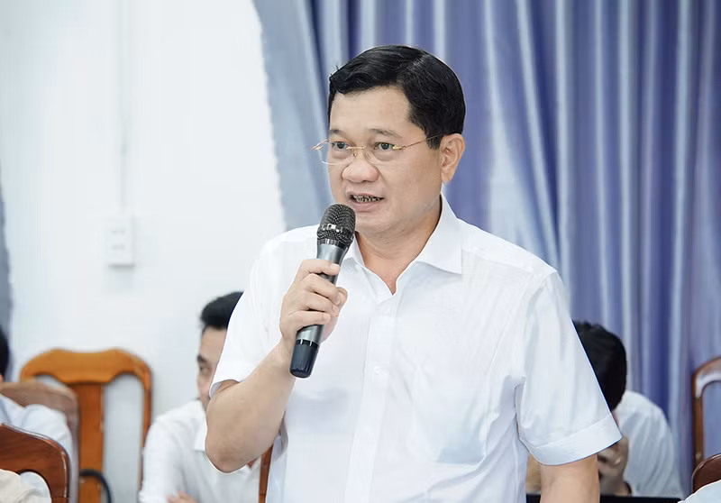 Phó Chủ tịch Thường trực HĐND TP Đà Nẵng Trần Phước Sơn đề nghị nghiên cứu các giải pháp đầu tư kết nối đất liền để tạo đột phá cho xã đảo Tam Hải.
