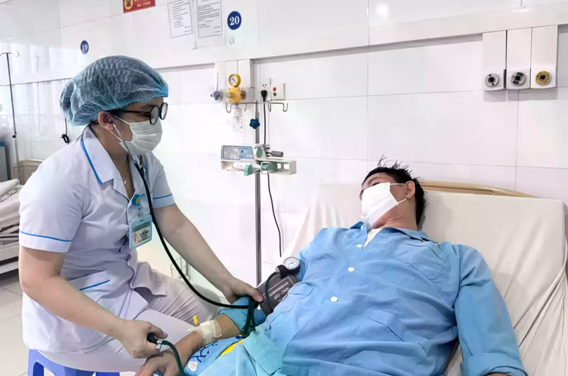 Bệnh nhân Nguyễn A.T được chăm sóc sau ca phẫu thuật. Ảnh ĐQ.