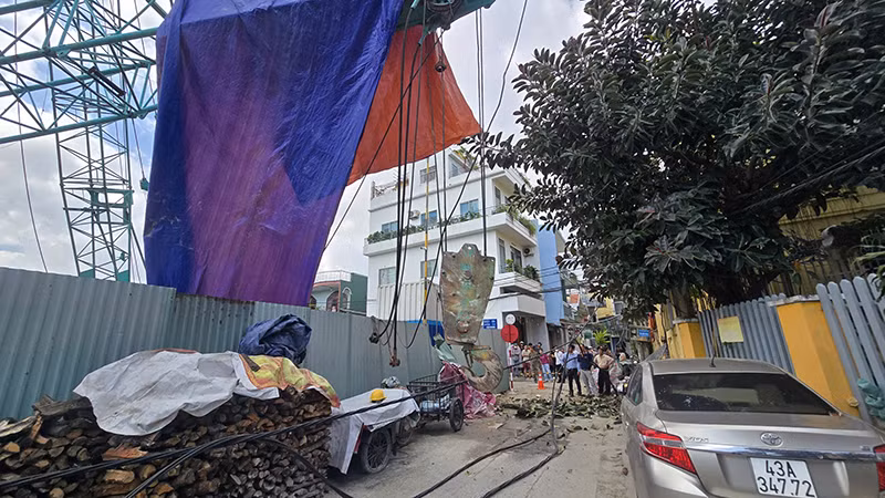 Cần và móc cẩu nặng hàng tấn gãy gây đổ tường Bảo tàng Điêu khắc Chăm Đà Nẵng đang được cẩu dở ra khỏi hiện trường vụ tai nạn.