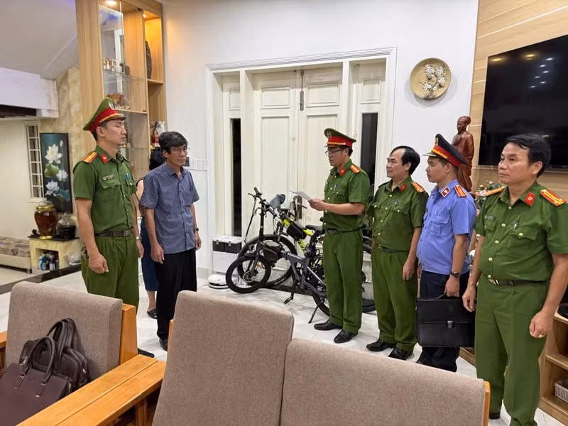 Cơ quan Cảnh sát điều tra Công an TP Huế đọc lệnh bắt bị can để tạm giam đối với ông Hà Xuân Hậu. Ảnh NL.