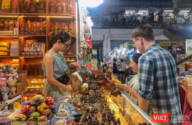 Tiểu thương kinh doanh hàng lưu niệm tại Chợ Cồn (Đà Nẵng). Ảnh XM.