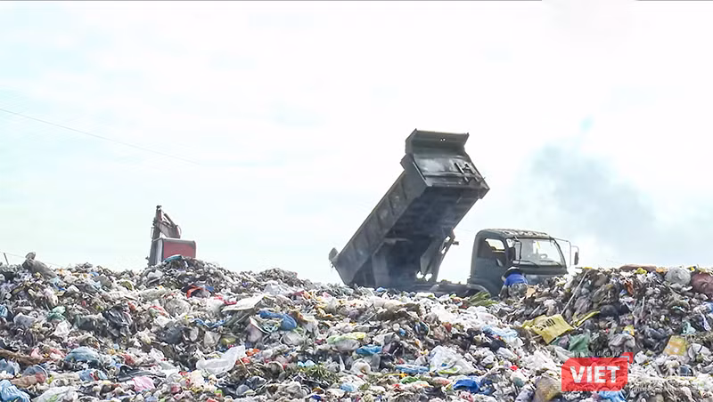 Bãi tập kết rác Cẩm Hà, phường Hội An Tây quá tải gây áp lực cho đô thị Đà Nẵng. Ảnh XM.