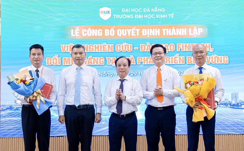 Lãnh đạo UBND TP Đà Nẵng, Đại học Đà Nẵng trao Quyết định thành lập và tặng hoa chúc mừng nhân sự lãnh đạo Viện Nghiên cứu - Đào tạo Fintech, đổi mới sáng tạo và phát triển bền vững. Ảnh: Tố Dân.