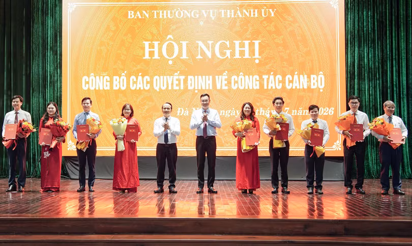 Lãnh đạo Thành uỷ Đà Nẵng trao quyết định cho các cán bộ. Ảnh Mai Quang.
