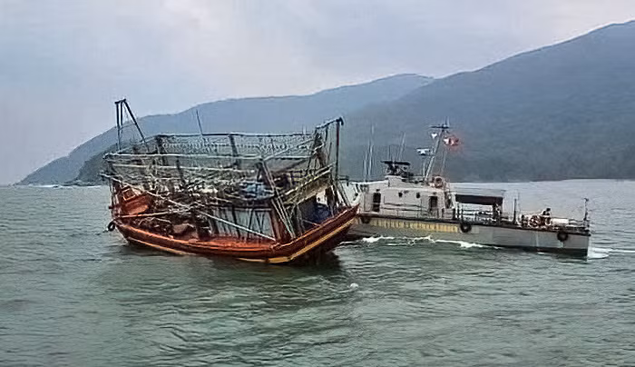Tàu BP 08.9801 thuộc Hải đội Biên phòng 2, Bộ đội Biên phòng TP Đà Nẵng đang ứng cứu tàu cá bị nạn.