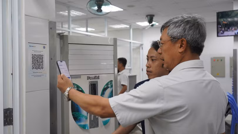 Phó Chủ tịch UBND TP Đà Nẵng Hồ Quang Bửu thử nghiệm ứng dụng Y tế số OneCare tại Bệnh viện Đà Nẵng. Ảnh ĐQ.