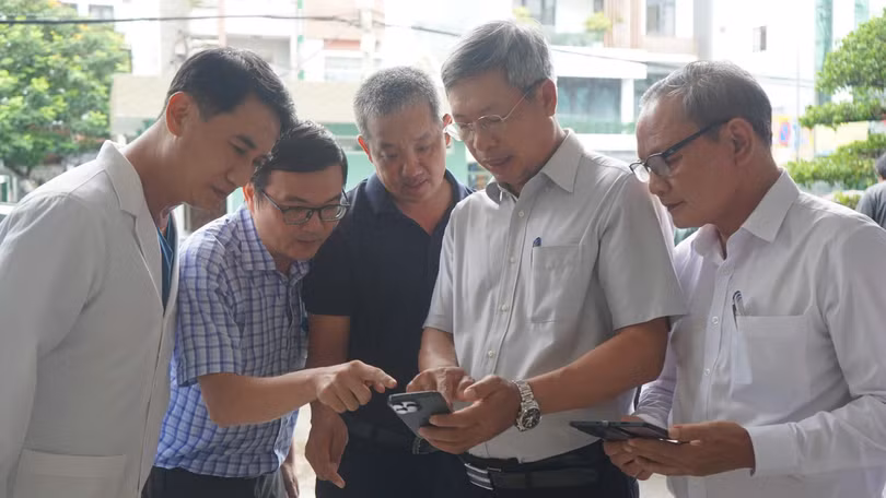 Phó Chủ tịch UBND TP Đà Nẵng Hồ Quang Bửu cùng lãnh đạo Sở Y tế Đà Nẵng kiểm tra khả năng vận hành của ứng dụng Y tế số OneCare tại Bệnh viện Đà Nẵng. Ảnh ĐQ.