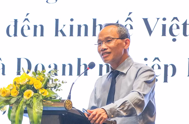 TS Cấn Văn Lực, Chuyên gia Kinh tế, Thành viên Hội đồng Tư vấn Chính sách Tài chính – tiền tệ Quốc gia phát biểu tại hội nghị.