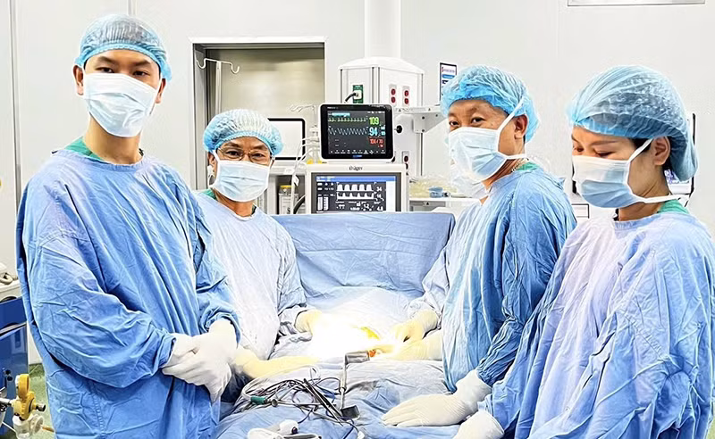 Ê kíp bác sĩ Bệnh viện Phụ sản - Nhi Đà Nẵng thực hiện ca phẫu thuật u ổ bụng ở trẻ em.
