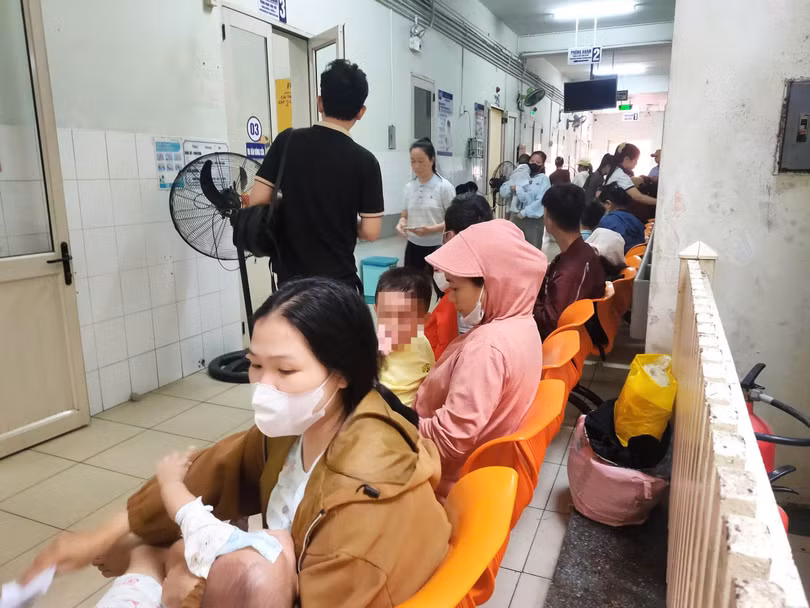 Bệnh nhi xếp hàng dài chờ thăm khám tại Trung tâm Nhi, Bệnh viện Trung ương Huế. Ảnh: Nguyễn Lê.
