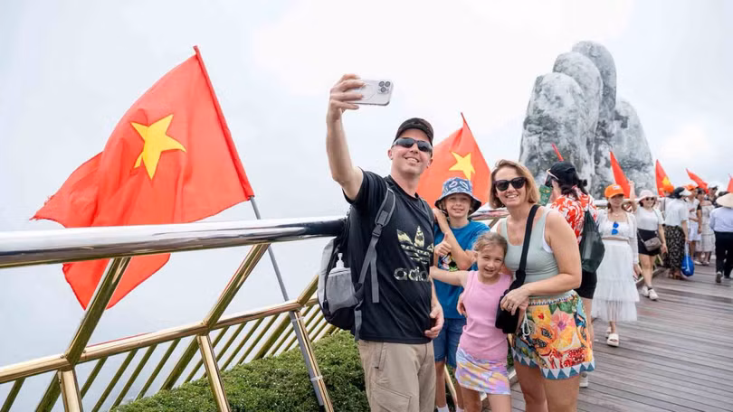 Du khách checkin tại Cầu Vàng - khu vui chơi Sun World Ba Na Hills tại Đà Nẵng. Ảnh DT.
