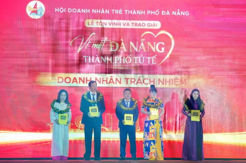 Các cá nhân được vinh danh Giải thưởng “Vì một Đà Nẵng - Thành phố tử tế” ở nhóm Doanh nhân trách nhiệm. Ảnh XM.