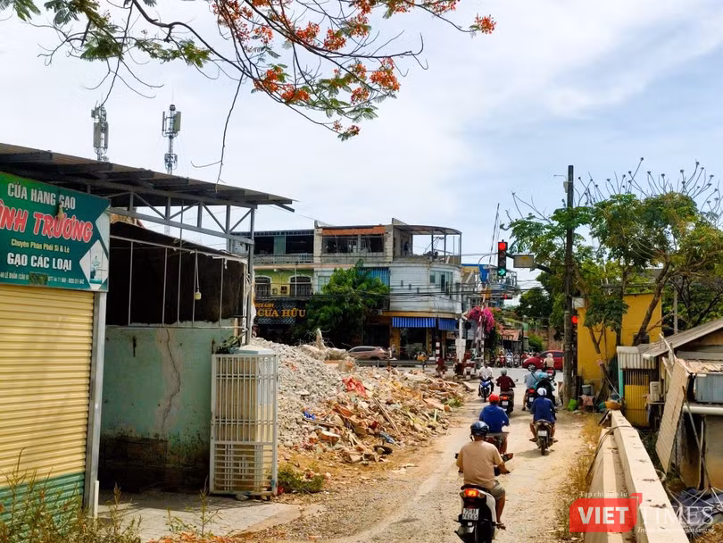 Công trình cầu và đường dẫn vào cầu Vạn Xuân chưa thông do vướng hộ dân chưa đồng thuận bàn giao mặt bằng. Ảnh Nguyễn Lê.