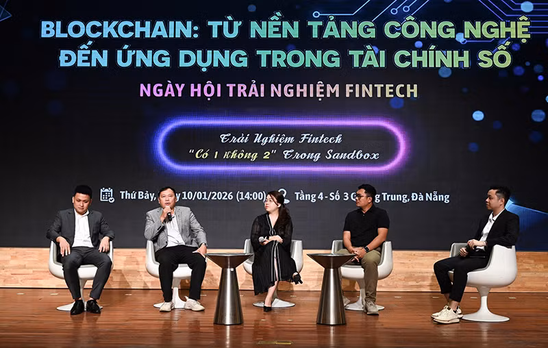 Các chuyên gia thảo luận tại Hội thảo nhằm làm rõ mối quan hệ giữa công nghệ blockchain, khung pháp lý và yêu cầu tuân thủ trong bối cảnh triển khai thực tiễn.