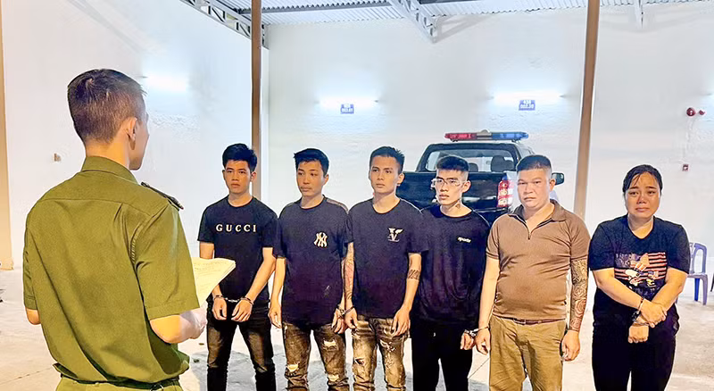 Các đối tượng liên quan tới vụ việc cưỡng ép thiếu nữ chưa đủ 16 tuổi làm việc tại quán karaoke.