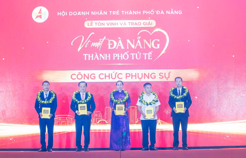 Bà Nguyễn Thị Anh Thi, Phó Chủ tịch UBND TP Đà Nẵng được vinh danh Giải thưởng “Vì một Đà Nẵng - Thành phố tử tế” ở nhóm Công chức phụng sự.Ảnh XM.