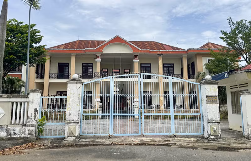 Uỷ ban Mặt trận các hội đoàn thể huyện Hoà Vang cũ bị bỏ hoang, xuống cấp sau hợp nhất. Ảnh BV.