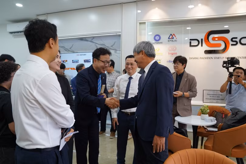 Phó Chủ tịch UBND TP Đà Nẵng Hồ Quang Bửu tham quan Không gian trình diễn công nghệ và đổi mới sáng tạo TP Daegu (Hàn Quốc) tại Đà Nẵng. Ảnh NToan.