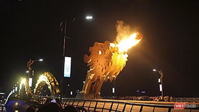 Cầu Rồng (Đà Nẵng) sẽ phun lửa từ 26 tháng Chạp đến Mùng 6 Tết Bính Ngọ.