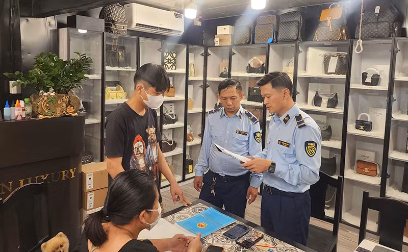 Lực lượng quản lý thị trường đã tiến hành lập biên bản vi phạm hành chính, tạm giữ, niêm phong toàn bộ tang vật vi phạm tại cơ sở kinh doanh.