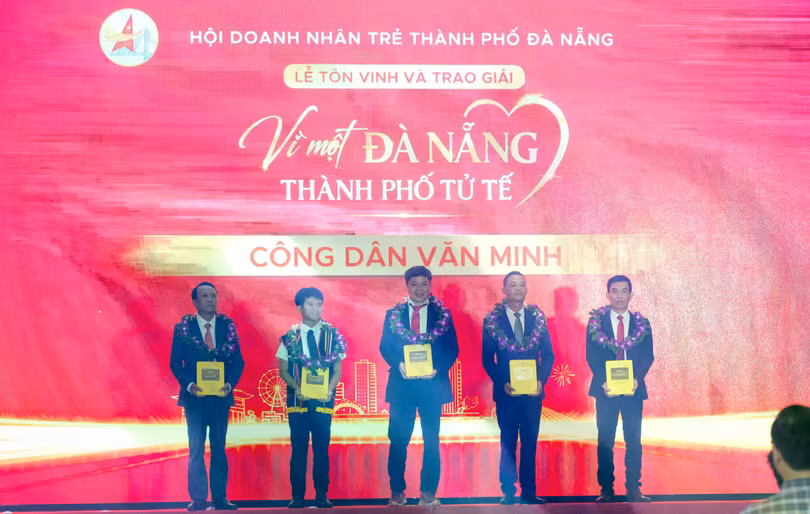 Các cá nhân được vinh danh Giải thưởng “Vì một Đà Nẵng - Thành phố tử tế” ở nhóm Công dân văn minh. Ảnh XM.