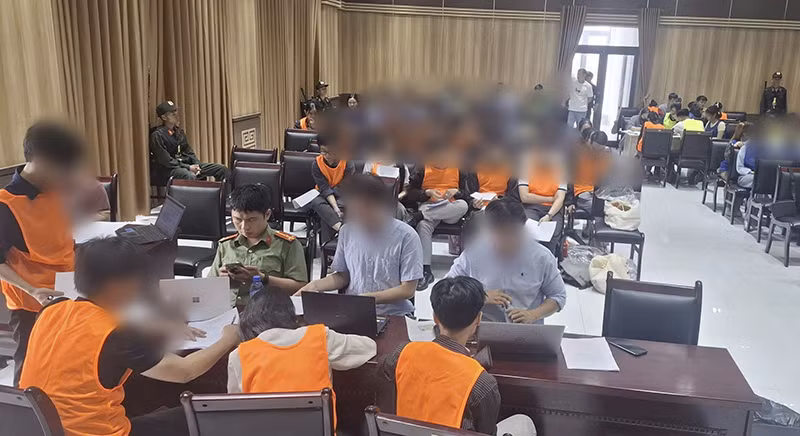 Lực lượng Công an TP Đà Nẵng điều tra, lấy lời khai các đối tượng trong đường dây đường dây lừa đảo đầu tư tiền ảo theo mô hình đa cấp. Ảnh Công an cung cấp.