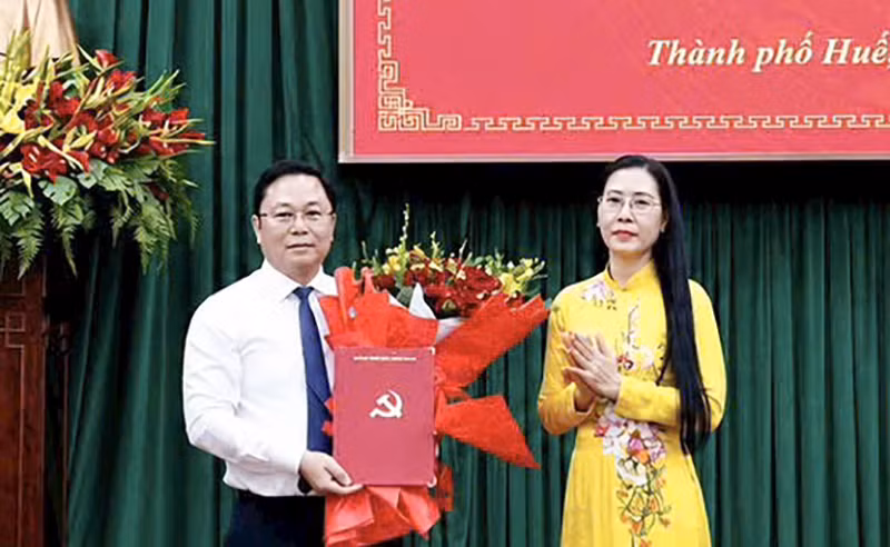 Ông Lê Trí Thanh nhận quyết định điều động của Ban Bí thư giữ chức Phó Bí thư Thành uỷ Huế. Ảnh Lai Nguyễn.