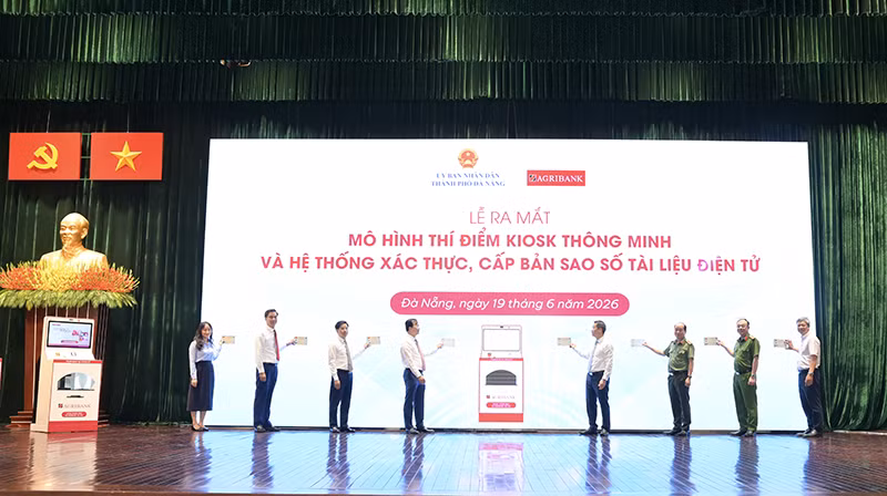 Lãnh đạo UBND TP Đà Nẵng và đại diện Agribank khởi động thí điểm Kiosk thông minh và hệ thống xác thực, cấp bản sao số tài liệu điện tử.