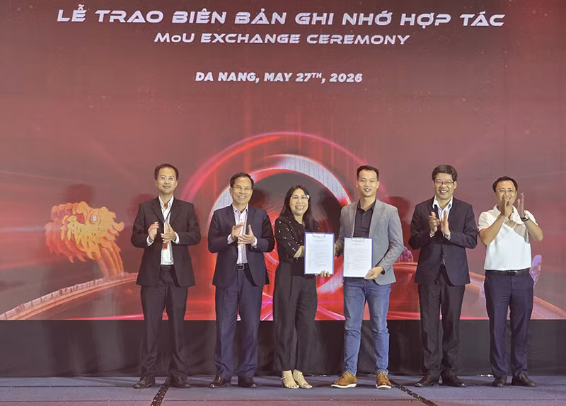 Ông Nguyễn Thanh Hồng (thứ hai từ trái qua) chứng kiến trao biên bản ghi nhớ hợp tác giữa nhà đầu tư và startup tại phiên bế mạc DAVAS 2026.