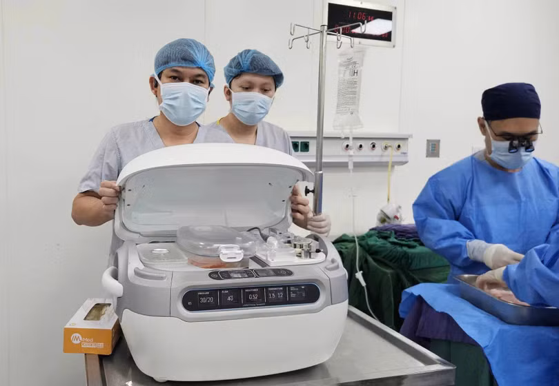 Máy LifePort cùng tạng ghép sẵn sàng thực hiện ca phẫu thuật ghép thận cho bệnh nhân. Ảnh BVCC.