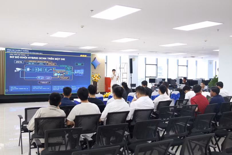 Đội thi trình bày thiết kế của mình trong ngày khởi tranh vòng Sơ tuyển Cuộc thi “Thiết kế vi mạch cho đô thị thông minh lần thứ 3” khu vực miền Trung diễn ra tại Đà Nẵng. Ảnh DISSC.