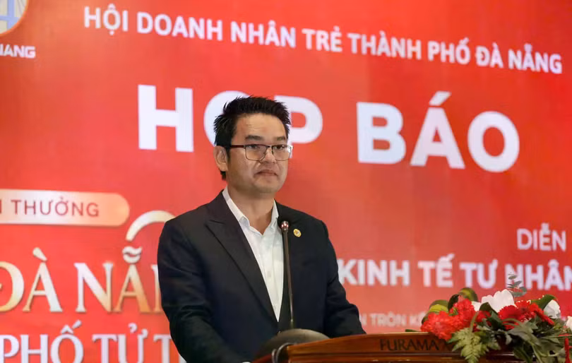 Ông Mai Minh Vương, Chủ tịch Hội Doanh nhân trẻ Đà Nẵng (YBA Đà Nẵng) phát biểu tại họp báo. Ảnh DT.