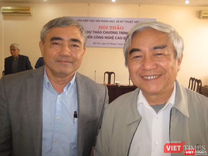 TS Nguyễn Minh Hồng - Chủ tịch Hội Truyền thông số Việt Nam và TS Nguyễn Quân - Chủ tịch Hội Tự động hóa Việt Nam chụp ảnh lưu niệm sau hội thảo