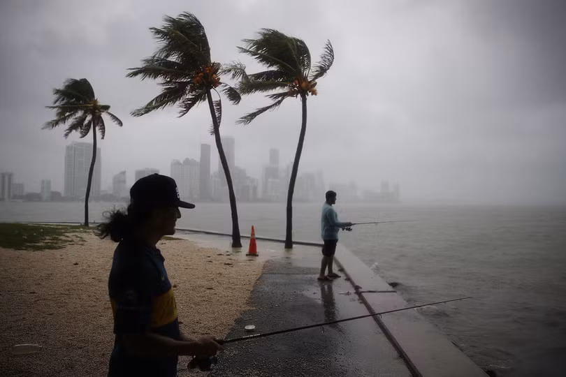 Cư dân Miami đánh cá trong cơn bão nhiệt đới Gordon vào ngày 3 tháng 9 (ảnh: Getty Images) Cư dân Miami đánh cá trong cơn bão nhiệt đới Gordon vào ngày 3 tháng 9 (ảnh: Getty Images)