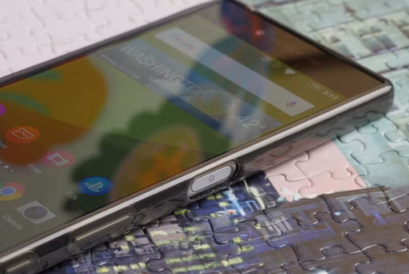 Điện thoại Sony có vị trí đặt nút nguồn thuận tiện hơn cho người dùng (ảnh: Phone Arena)
