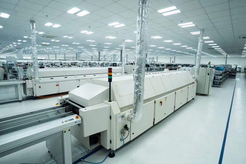 Khu vực sản xuất bảng bạch điện tử (SMT) quy tụ dàn các máy móc, thiết bị đến từ các thương hiệu hàng đầu thế giới. Đây được xem là “xương sống” của dây chuyền sản xuất. Khu vực sản xuất bảng bạch điện tử (SMT) quy tụ dàn các máy móc, thiết bị đến từ các thương hiệu hàng đầu thế giới. Đây được xem là “xương sống” của dây chuyền sản xuất.