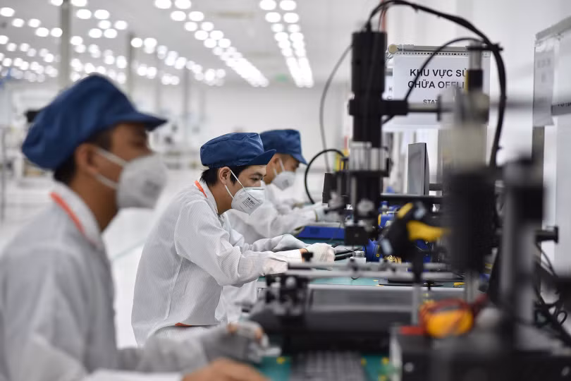 Khu vực hiệu chỉnh và kiểm tra bảng mạch được bố trí kiểm tra 100% sản phẩm với đầy đủ các bài kiểm tra từ thống số vô tuyến đến các chức năng phần cứng của điện thoại Khu vực hiệu chỉnh và kiểm tra bảng mạch được bố trí kiểm tra 100% sản phẩm với đầy đủ các bài kiểm tra từ thống số vô tuyến đến các chức năng phần cứng của điện thoại