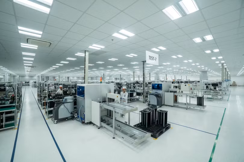 Nhà máy VinSmart sản xuất các sản phẩm điện tử tiêu dùng như điện thoại di động, các thiết bị kết nối Internet Of Things - iOT, máy tính xách tay. Toàn bộ nhà xưởng được thiết kế và thi công theo tiêu chuẩn quốc tế IPC-A-610 - tiêu chuẩn quốc tế dành cho các nhà máy sản xuất sản phẩm điện tử Nhà máy VinSmart sản xuất các sản phẩm điện tử tiêu dùng như điện thoại di động, các thiết bị kết nối Internet Of Things - iOT, máy tính xách tay. Toàn bộ nhà xưởng được thiết kế và thi công theo tiêu chuẩn quốc tế IPC-A-610 - tiêu chuẩn quốc tế dành cho các nhà máy sản xuất sản phẩm điện tử
