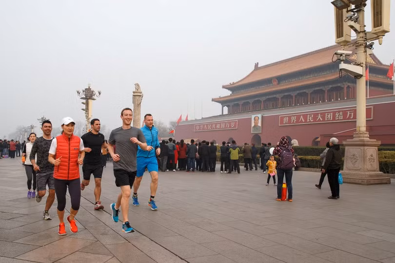 CEO Facebook chạy bộ trước quảng trường Thiên An Môn vào năm 2016 (ảnh Getty Images)