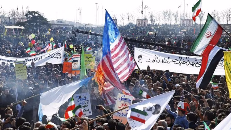 Người Iran đốt một lá cờ Mỹ trong một cuộc mít tinh kỷ niệm 39 năm Cách mạng Hồi giáo 1979, tại Tehran, Iran, Chủ nhật, ngày 11 tháng 2 năm 2018 (ảnh AP)