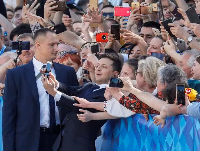 Tân Tổng thống Ukraine chụp ảnh selfie với người dân vào ngày nhậm chức (ảnh Reuters) Tân Tổng thống Ukraine chụp ảnh selfie với người dân vào ngày nhậm chức (ảnh Reuters)