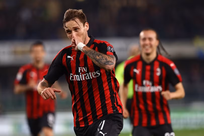 Với 3 điểm kém hơn, AC Milan vẫn cần thắng 2 trận còn lại và chờ Alanta sẩy chân mới lọt vào tốp 4