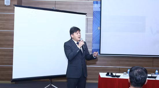 ông Donny Chong, Giám đốc sản phẩm Nexusguard giới thiệu các giải pháp chống tin tặc tấn công