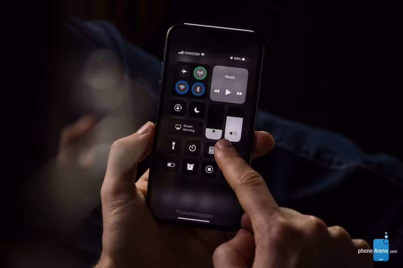 Chế độ nền tối sẽ lần đầu tiên xuất hiện trên iOS 11 (ảnh Phone Arena)