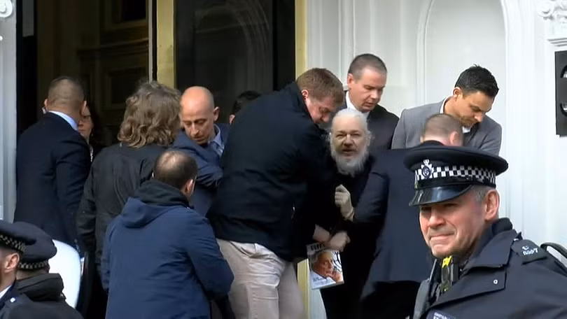 Cảnh sát Anh bắt giữ Julian Assange tại sứ quán Ecuador (ảnh Euro News)